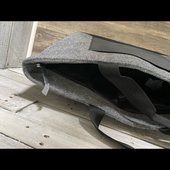 NEW Travel Tote with Zipper - Picture 8 of 8